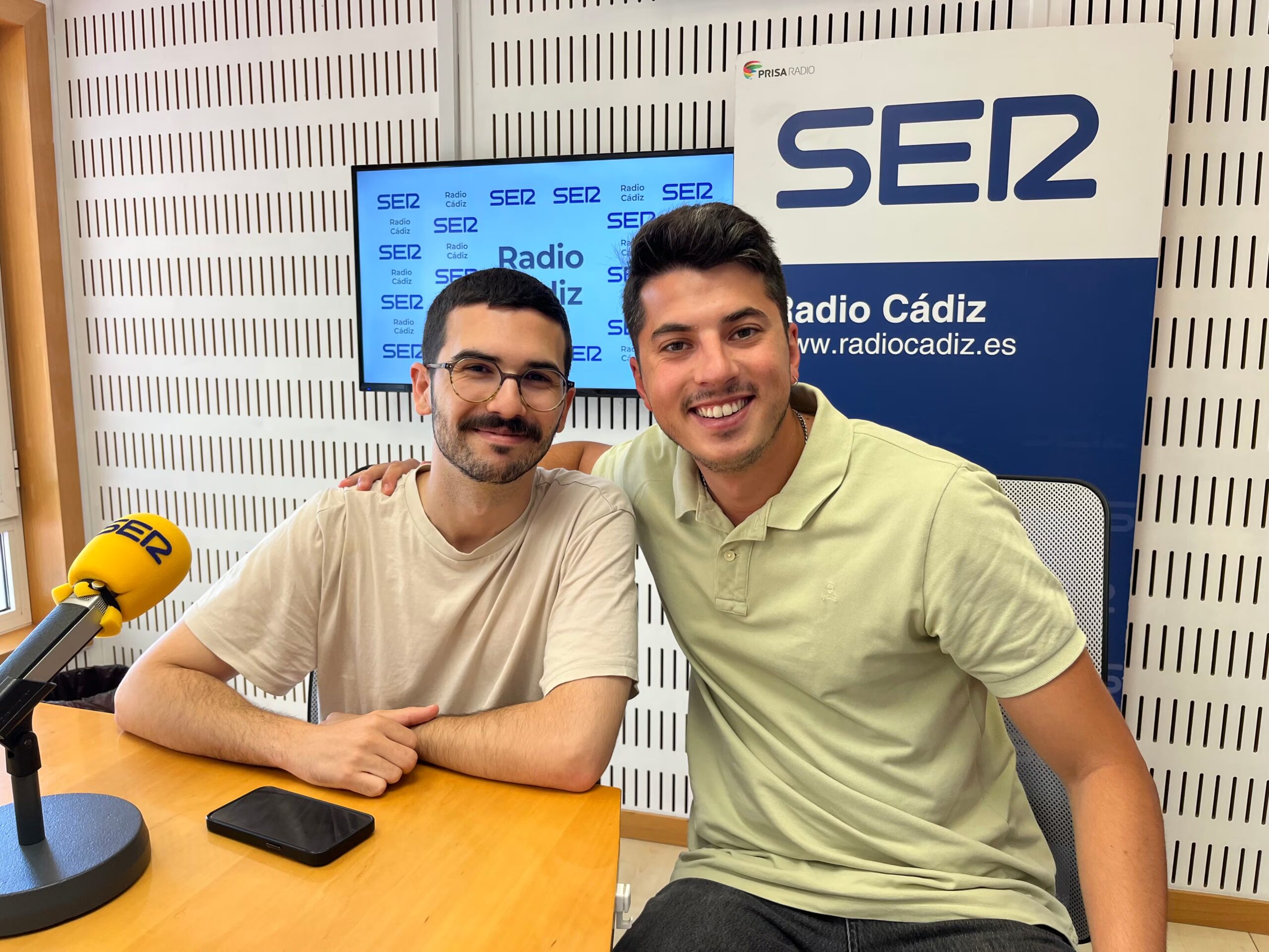 Mi paso por la radio: cómo un escritor en Cádiz lleva su poesía existencialista a las ondas